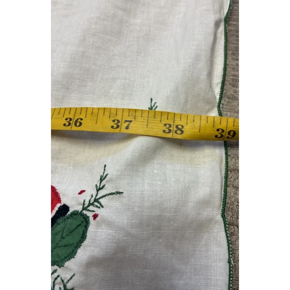 Vintage‎ Tablecloth White Christmas Santa Mistletoe Embroidered 39